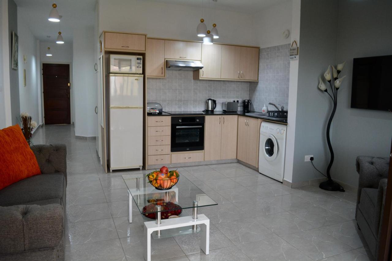 Queens Gardens - Kato Paphos - Next To Kings Ave Mall --- By Yiota Bagian luar foto
