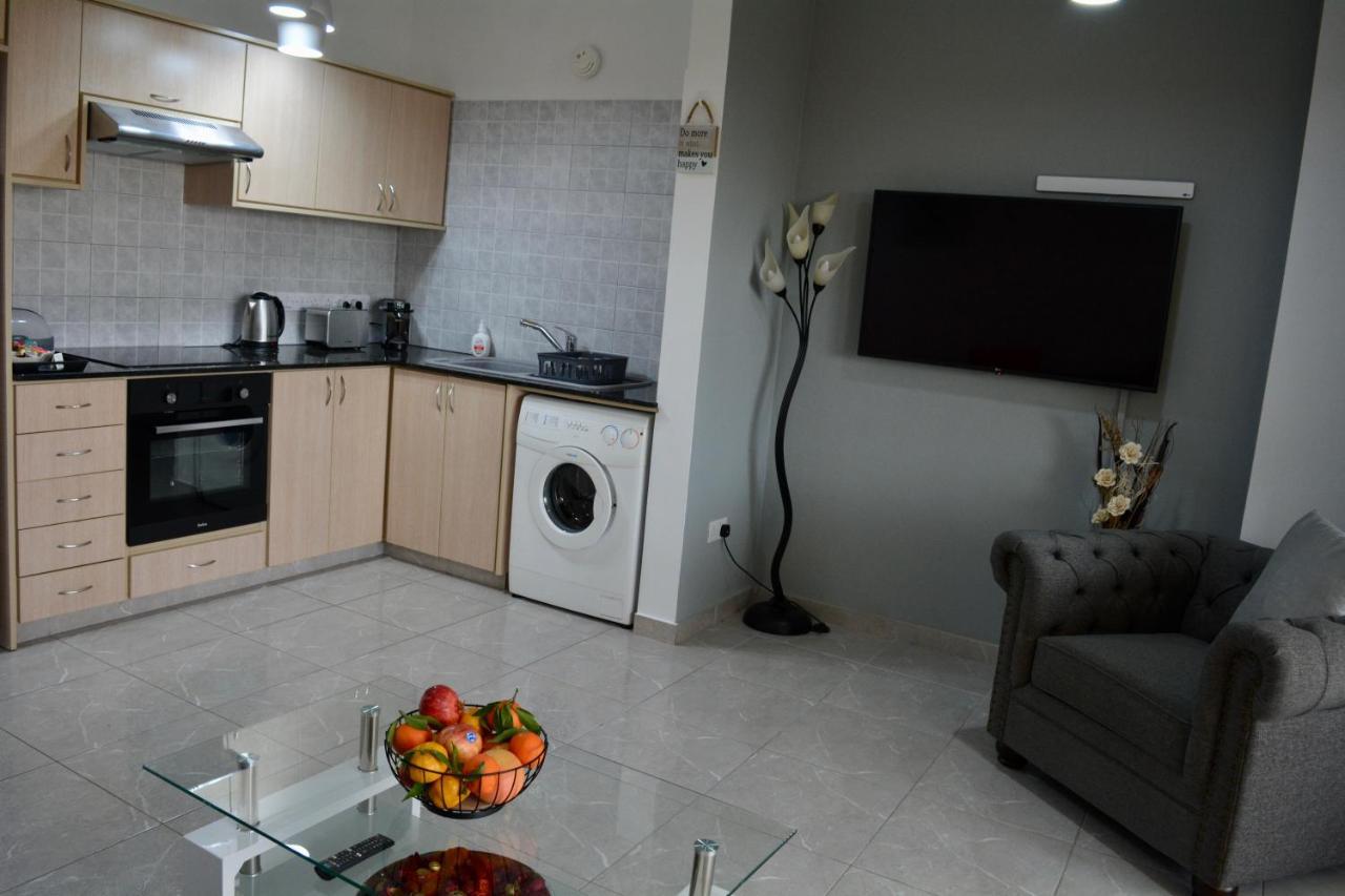 Queens Gardens - Kato Paphos - Next To Kings Ave Mall --- By Yiota Bagian luar foto