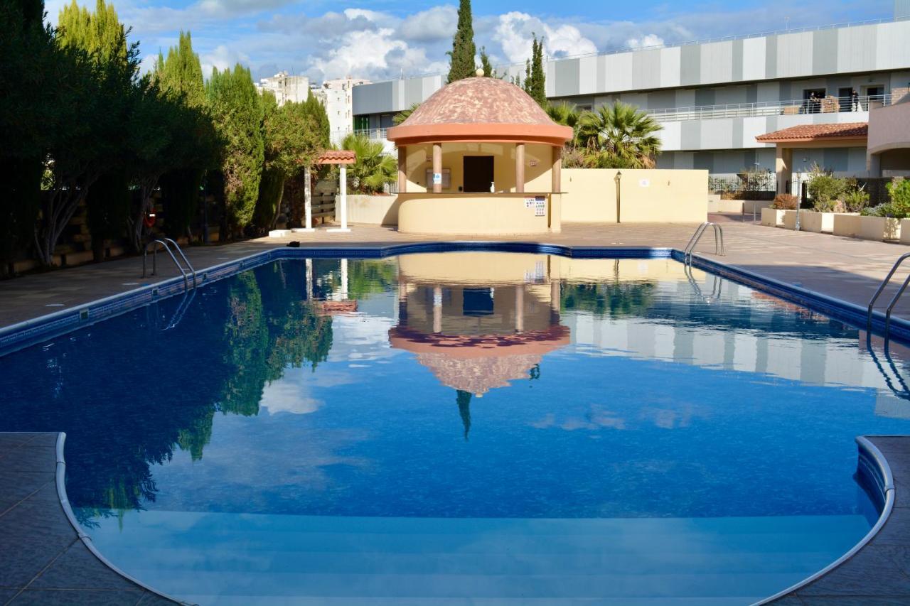 Queens Gardens - Kato Paphos - Next To Kings Ave Mall --- By Yiota Bagian luar foto