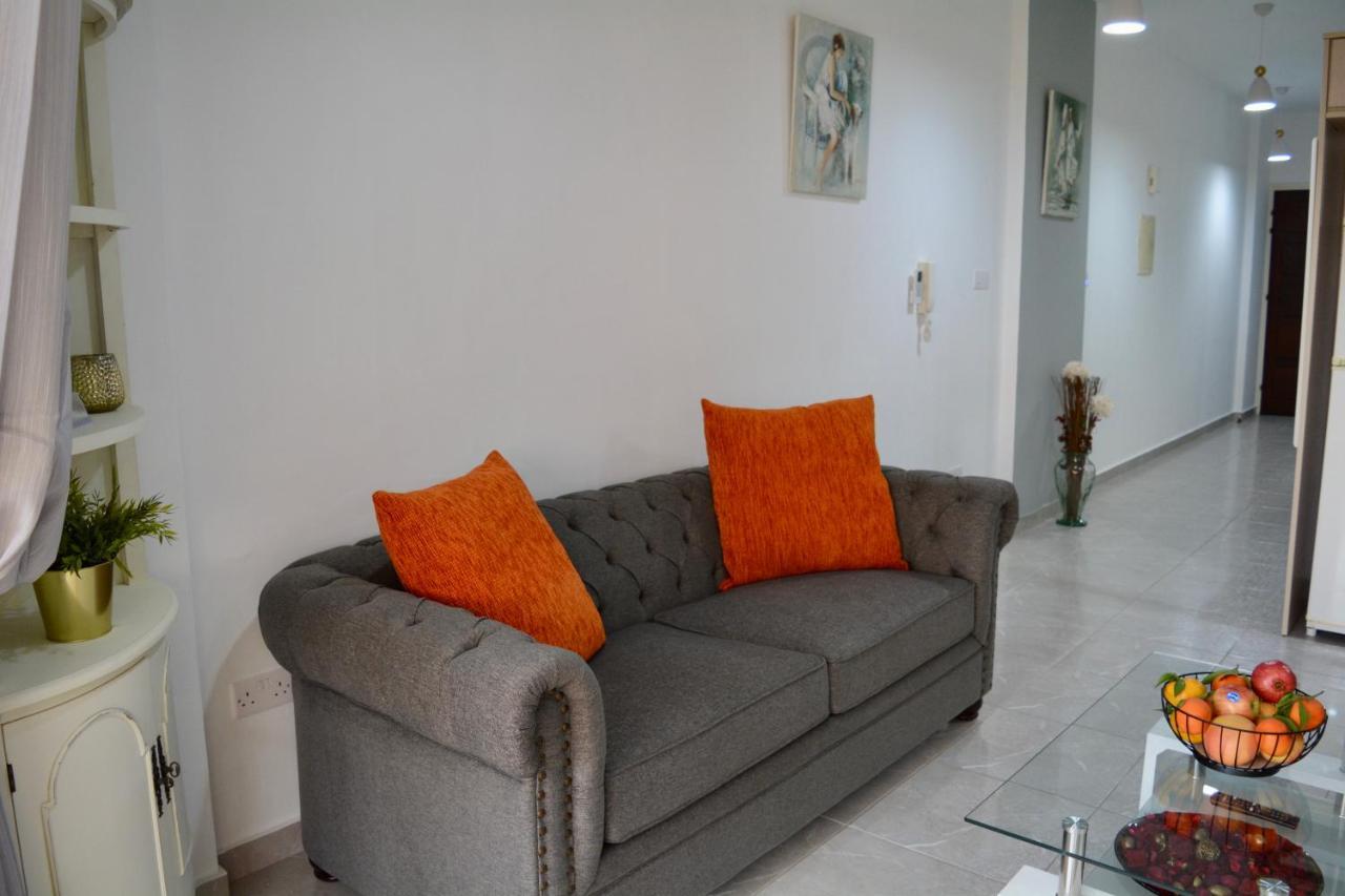 Queens Gardens - Kato Paphos - Next To Kings Ave Mall --- By Yiota Bagian luar foto
