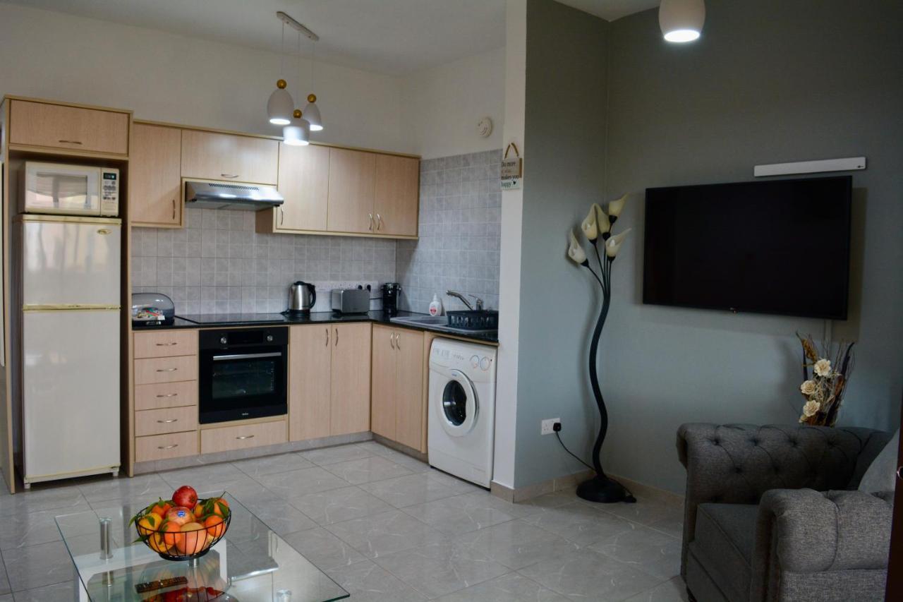 Queens Gardens - Kato Paphos - Next To Kings Ave Mall --- By Yiota Bagian luar foto