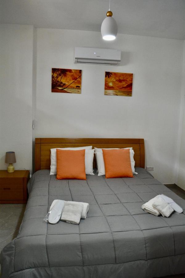 Queens Gardens - Kato Paphos - Next To Kings Ave Mall --- By Yiota Bagian luar foto